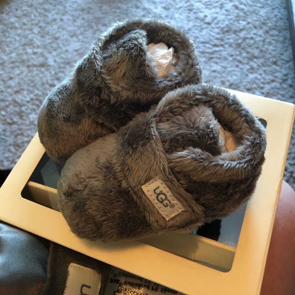 NIB UGG Bixbee Booties and Lovey set in size 2/3